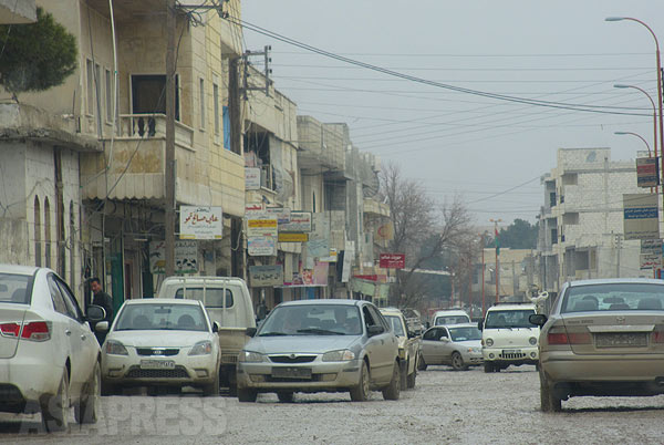 シリア内戦前から、コバニは産業もなく経済的に困窮してきた。多くの男たちは単身でアラブ諸国に建設作業員として出稼ぎに出ていた。とりわけリビアの井戸掘削工事に従事するものが多く、残した家族に仕送りをするなどしていた。(2014年1月撮影)