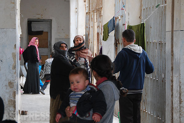 戦闘が激しくなった周辺地域からコバニに避難民が逃れてきていたが、今回、イスラム国の攻勢でコバニも危険な状況となった。町から大量脱出があいついぎトルコ国境に避難民が押し寄せている。写真はコバニの学校の空き教室にで避難生活をおくる人びと。(2014年1月撮影)