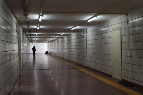 長安街をくぐる地下道。昼でも薄暗い。 2014年9月4日 北京・永安里　撮影 宮崎紀秀