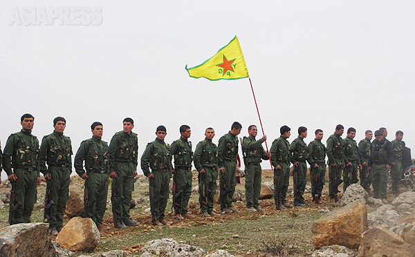 人民防衛隊（ＹＰＧ）はクルド地域の防衛のため2011年に結成された。クルディスタン労働者党(PKK)の傘下にある。写真はＹＰＧの戦闘員たち。（2014年１月・シリア・コバニで玉本英子撮影）