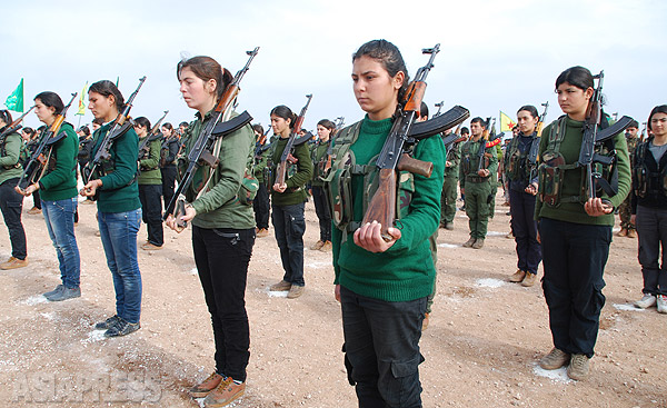 クルド組織、人民防衛隊（ＹＰＧ）には女性戦闘員も多数参加し、前線に立つ。写真は軍事訓練をおこなうＹＰＧ。（2014年１月・シリア・コバニで玉本英子撮影）