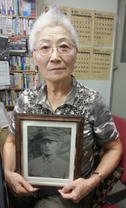 沖縄で戦死した父の軌跡を訪ねた片山美津子さん。（撮影：矢野宏）