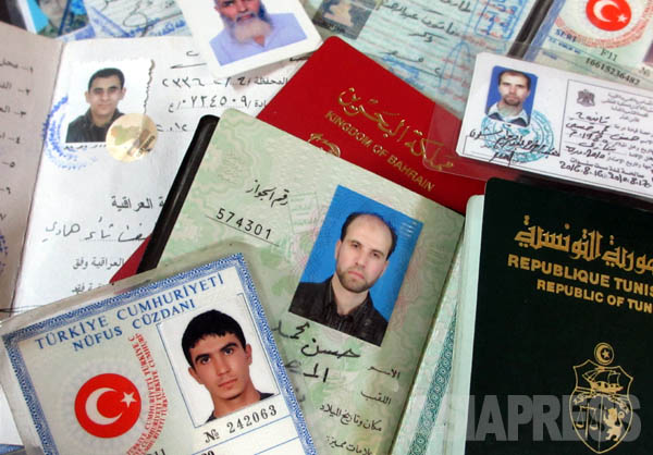イスラム国には外国人義勇兵が加わる。その多くがトルコ国境を越えて入り込んでくる。写真はクルド組織がイスラム国戦闘員から押収したパスポートや身分証。リビア、イエメンなど国籍はさまざまだ。（2014年9月　シリア・カミシュリで撮影・玉本英子）