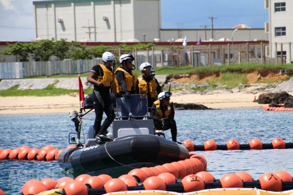 沖縄・辺野古で海底ボーリング調査の警備をする海上保安庁のゴムボート（撮影：吉田敏浩）