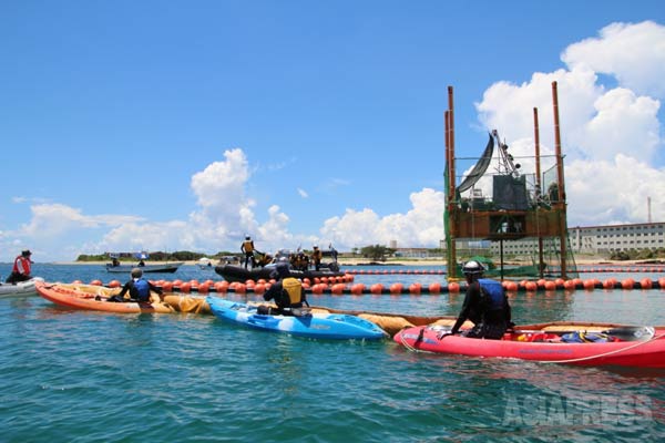 辺野古の新基地建設に向けた海底ボーリング調査にカヌーで抗議活動する市民たちと警備する海上保安庁のゴムボート