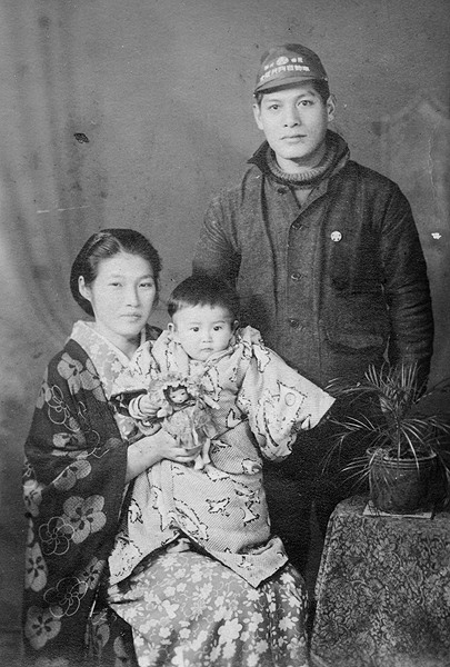 沖縄で戦死した父の軌跡を訪ねた片山美津子さんに唯一残された家族写真。（片山さん提供）