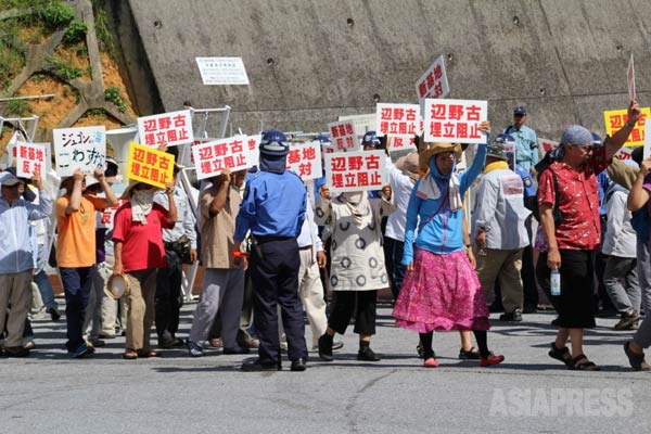 キャンプ・シュワブのゲート前で新基地建設反対を訴える市民たち