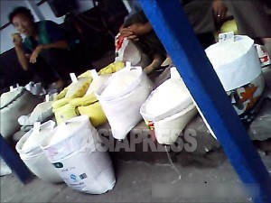 <写真報告>北朝鮮の市場にあふれる中国産食料品