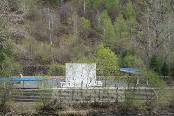 白頭山地区の革命戦跡地の入り口である普天(ポチョン)郡の革命史跡碑。2014年5月　中国側から撮影(アジアプレス)