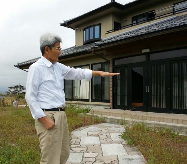 震災前から一貫して原発反対を訴えてきた小高区の志賀勝明さん（66）。海の近くに家を新築して数年で「3・11」に見舞われた。家は津波に耐えたが、3年半無人のままだ。（2014年10月撮影・栗原佳子）