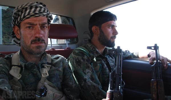 クルド組織、人民防衛隊（ＹＰＧ）の部隊に同行し、シリアからイラクのシンジャル山に向かう。写真は車内のＹＰＧの戦闘員。（９月、玉本英子撮影）