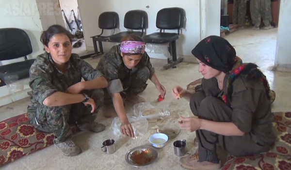 ＹＰＧの特徴は女性戦闘員が多数いることだ。皆、前線で銃を持って戦う。写真は、朝食をとる女性戦闘員たち。補給路が寸断されているため、食事もナンに野菜やジャム、紅茶程度。（９月、シリア北東部・玉本英子撮影）