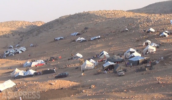 山の頂上付近には、行き場を失った住民たちがテントを張って暮らしていた。ふもとの町や村はイスラム国に制圧されたままだ。（９月、イラク・ニナワ県シンジャル山・玉本英子撮影）
