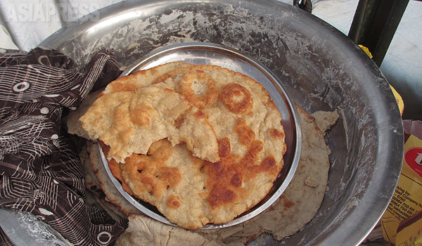 救援物資の小麦粉からナンを焼く。避難民の大事な主食だ。（９月、イラク・ニナワ県シンジャル山・玉本英子撮影）