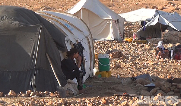 上空から投下された救援物資のテントを山肌にたてて暮らす避難住民。ふもとの町は制圧されたままだ。（９月、イラク・ニナワ県シンジャル山・玉本英子撮影）