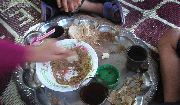 【シリア北東部】 夕食は、ナンとオリーブオイルにスパイス、そして紅茶。「山では何も食べられなかった。食べられるだけでうれしい」と話す人もいた。（シリア北東部・デレクで ９月・玉本英子撮影）