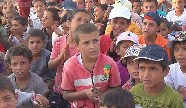 【シリア北東部】 これまでの日常生活をすべてが絶たれ、影響は子どもたちにもおよんでいた。ネウロズ・キャンプでは学校へ行けなくなった子どもたちの学習支援活動が、赤新月社などの協力で始まった。どの子どもたちも表情は暗かった。（シリア北東部・デレクで ９月・玉本英子撮影）