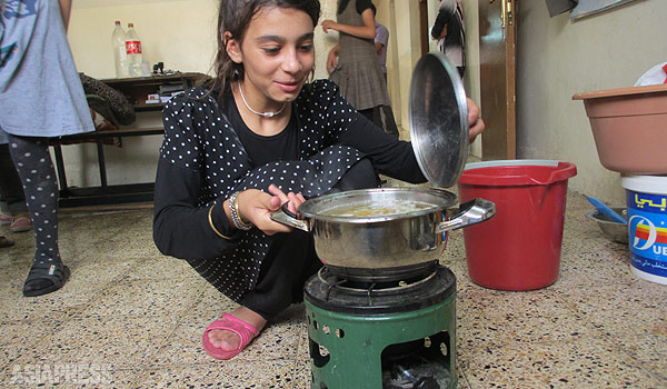 【イラク・クルディスタン地域】 日本のＮＧＯも避難民への支援活動をおこなっている。ＮＧＯ団体ピースウィンズは、生活にはかかせない水タンクや調理用ガスなど支援していた。写真はドホークの小学校校舎で生活する避難民。（イラク北部ドホークで ９月・玉本英子撮影）