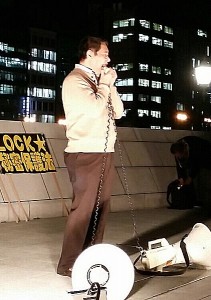 市民集会で、特定秘密保護法の危険性を訴える吉竹さん（11月6日大阪市内にて撮影・矢野宏　新聞うずみ火）