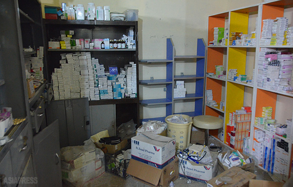 イスラム国に町を包囲されているため医薬品は底を尽きかけている。破壊された市内の薬局などからかき集めてきた薬と、トルコのクルド系人道機関からの医療支援物資で持ちこたえている状態だった。（アレッポ県コバニで12月下旬撮影・玉本英子）