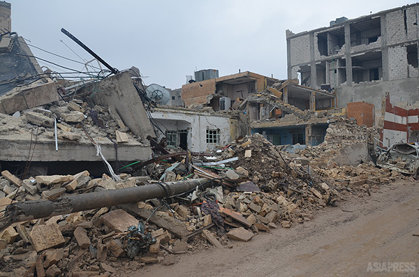 かつてコバニ中心部にあったアマル救急病院は、昨年11月、イスラム国の車両自爆攻撃の標的となり崩壊。周囲には崩れたコンクリートの瓦礫が残るのみだった。（アレッポ県コバニで12月下旬撮影・玉本英子）