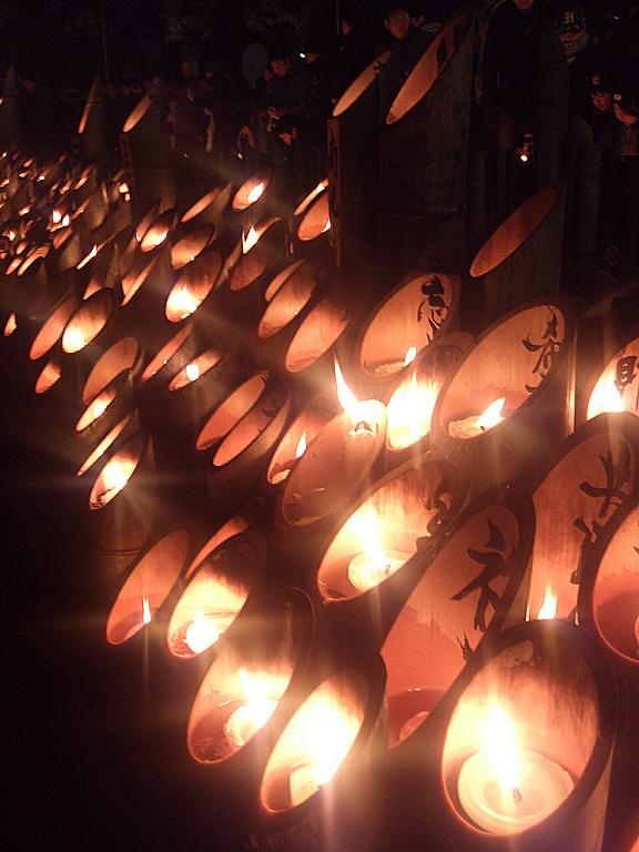 神戸東遊園地で地震発生時刻の午前5時46分、追悼のロウソクに祈る市民ら（うずみ火／矢野宏）