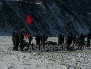 ＜北朝鮮写真＞新年恒例の堆肥集めの苦痛