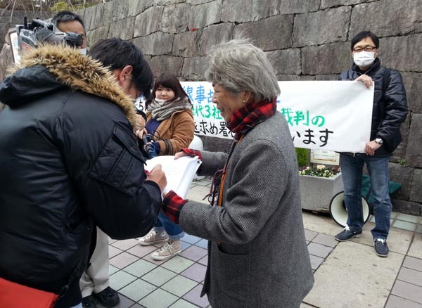 JR福知山線事故の遺族らが2月8日、JR伊丹駅前で、大阪高裁に「公正な判断」を求める署名活動を行った。（撮影・矢野宏）