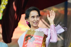 <ミャンマー>「アウンサン将軍」生誕100周年、市民が記念式典催す