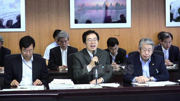 公害被害者らとの交渉で答弁する斉藤鉄夫環境大臣（当時、中央）。不思議なことに、アスベスト被害について最初は全く触れられなかった