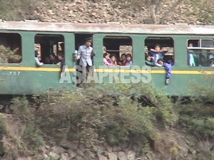 ＜北朝鮮＞電力難で鉄道にディーゼル車導入も運賃高騰で庶民悲鳴