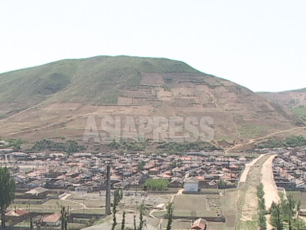 荒廃した北朝鮮の山3 見事に山頂まで木が刈られている。咸鏡北道のユソン郡　2005年6月中国側から石丸次郎撮影