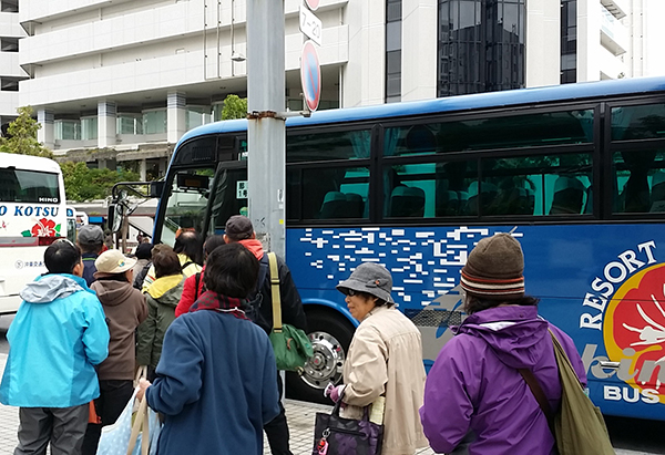 那覇市の沖縄県庁前から辺野古行きバスに乗り込む、抗議運動の参加者たち。代金はひとり往復で1000円（撮影・栗原佳子）