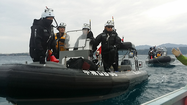 辺野古沖にて。フロートで囲った臨時制限区域内に入った抗議船を追撃する海保のボート