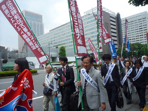 2009年6月1日の「公害被害者総行動」の一環として行なわれたデモに参加する大阪・泉南地域のアスベスト被害者らと弁護団