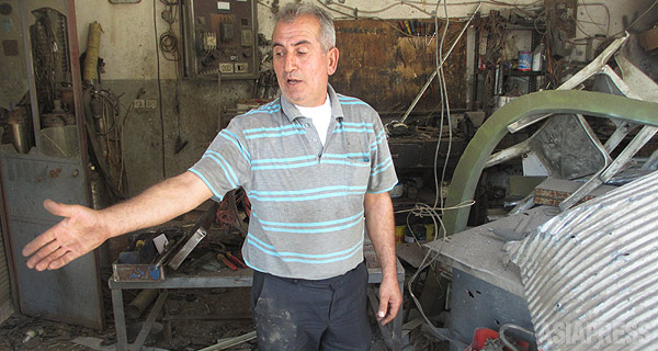 砲弾が炸裂した自動車修理工場。ＩＳは、その日に砲撃した際のテレビのニュースなどから着弾地点を計測し、翌日には住民がいる地区にさらに精度を高めて砲弾を撃ち込んでくるという。（シリア・カミシュリ９月・玉本英子撮影）