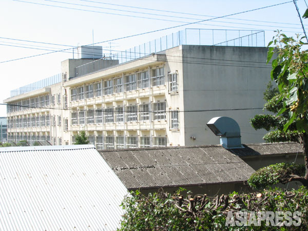 大阪・泉南地域の中学校に隣接する旧アスベスト紡織工場。最盛期には200余りの中小零細のアスベスト工場が生活圏に林立していた。この中学校となりの工場もその1つ。こうした工場から飛散したアスベストによる環境被害には抑制的な判決だった（撮影・井部正之、2007年9月）