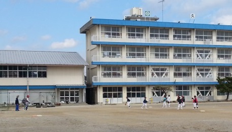 除染したが全校児童が戻らない久野浜地区の小学校（撮影筆者）