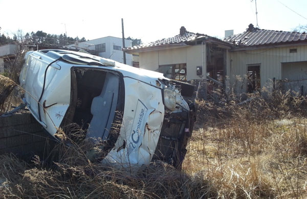 津波が襲った日のまま、破壊された車両が放置されている。富岡町で（撮影筆者）