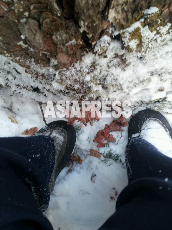 水汲みに雪道を歩いた撮影者の靴に雪がまとわりつく。2015年1月北朝鮮中部地方で（ミンドゥルレ撮影・アジアプレス)