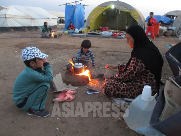 故郷シンジャルを追われたヤズディ教徒の住民たちの多くが、クルディスタン地域などに避難。シリア東部のネウロズ避難民キャンプで2014年9月玉本撮影。