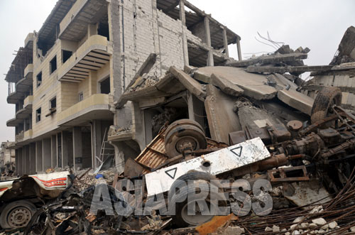 イスラム国戦闘員による自爆攻撃で破壊された建物（アレッポ県コバニ2014年12月下旬　玉本撮影）