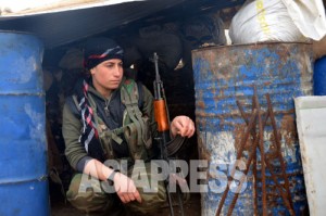 ＜シリア＞「イスラム国」に包囲された町で（上）砲撃絶えず、女性も銃を手に前線へ