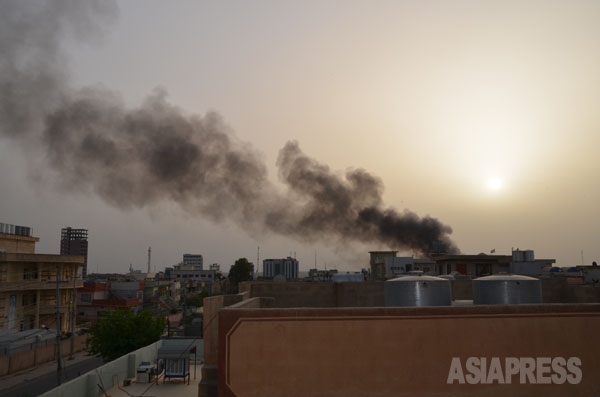 4月17日夕刻、アルビルのアンカワ地区で大きな爆発音とともに黒煙があがった。米領事館が攻撃された。（撮影：玉本英子）