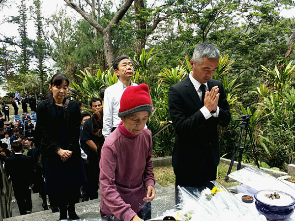 座間味村の慰霊祭で焼香をする宮里洋子さん(左) 2015年3月　撮影 栗原佳子