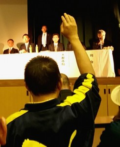 「質問させろ」「これは洗脳説明会か」市の説明会では怒号が飛んだ。写真は橋下市長の説明の後、挙手して質問しようとする男性。　4月18日生野区民センター 撮影栗原佳子