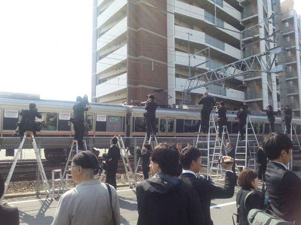 4月25日、事故から10年を迎えたJR福知山線脱線事故現場。遺族と報道陣が集まった（撮影・矢野宏）