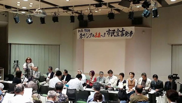 関西の市民団体ネットワーク「宣言する市民」は、東アジアの人びととともに平和な未来を目指す「市民宣言」を発表。呼びかけ人が一人ひとり思いを述べた、（7月7日大阪市内で撮影）