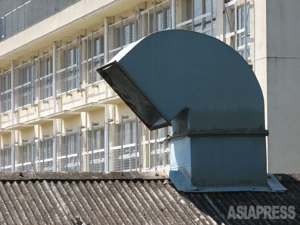 大阪・泉南地域の旧アスベスト紡織工場に設置された局所排気装置の排気ダクト。この局所排気装置の設置がどの段階で可能だったかが大きな争点の1つだった