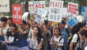 安保法案強行採決、東京、大阪での抗議行動に若者たち多数参加(1)「憲法無視は、国民無視と同じこと」